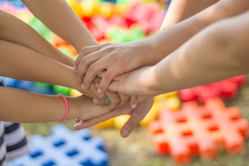 hands-gcf0087e8d_1920.jpg