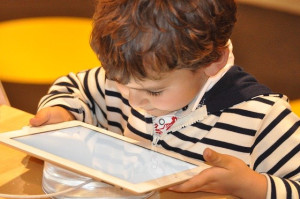 Zagrożenia związane ze smartfonem. Jak uchronić dzieci i młodzież przed fonoholizmem i cyberprzemocą?